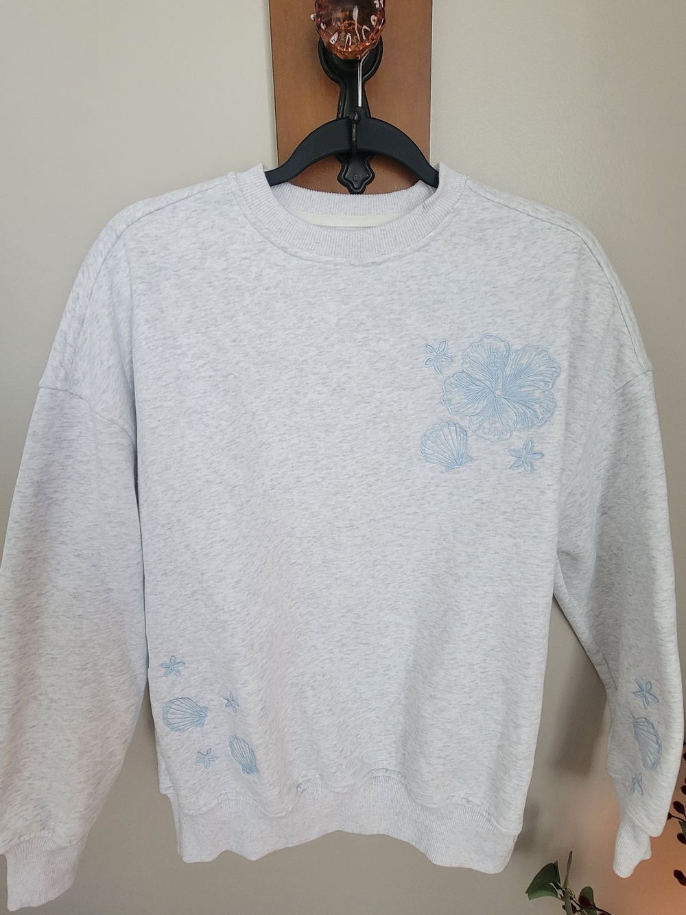 Light Gray Women's Crewneck Sweatshirt with Pale Blue Floral Embroidery